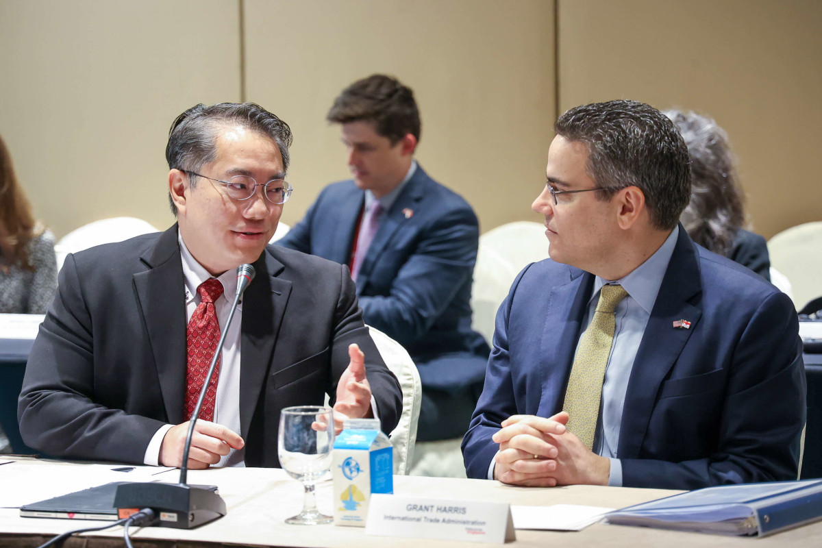Enterprise Singapore’s deputy chief executive of global markets Tan Soon Kim (left) met with Grant Harris, Assistant Secretary of Commerce for Industry and Analysis for the International Trade Administration, at the Industrial Transformation Asia-Pacific 2022 event. PHOTO: ENTERPRISE SINGAPORE