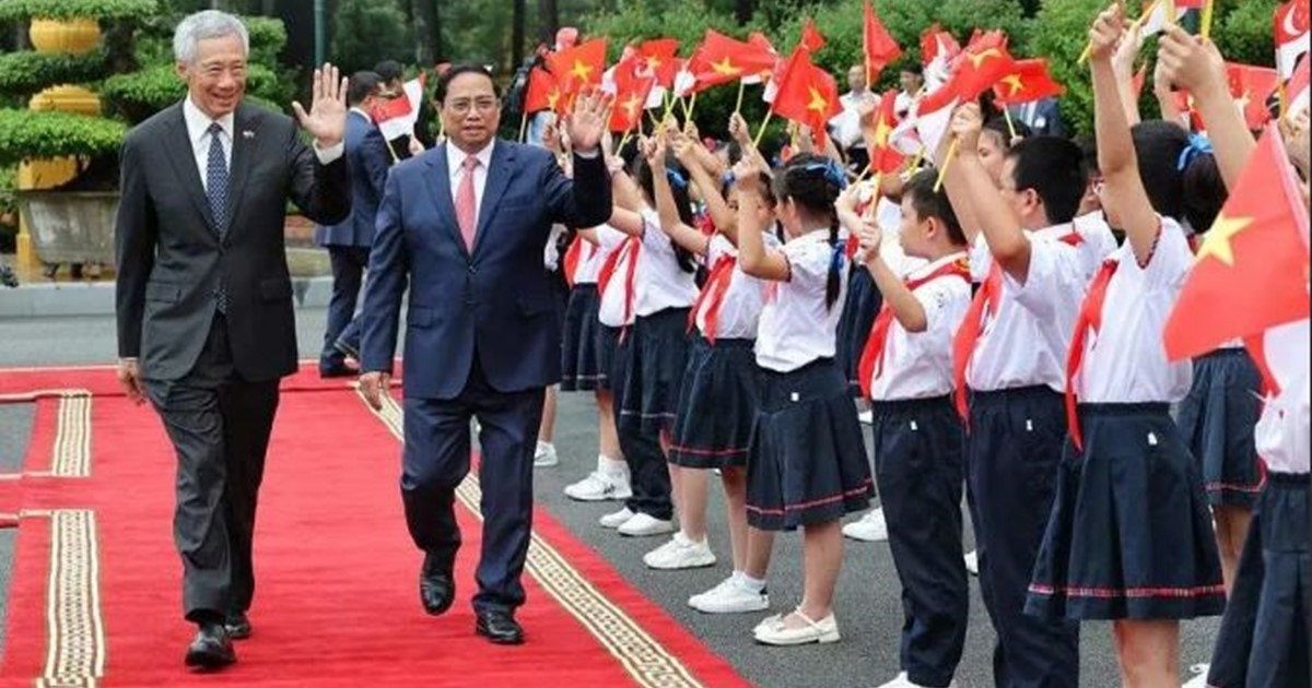 Prime Minister Lee Hsien Loong was welcomed by Vietnamese Prime Minister Pham Minh Chinh at the Presidential Palace in Hanoi on Monday. PHOTO: MCI