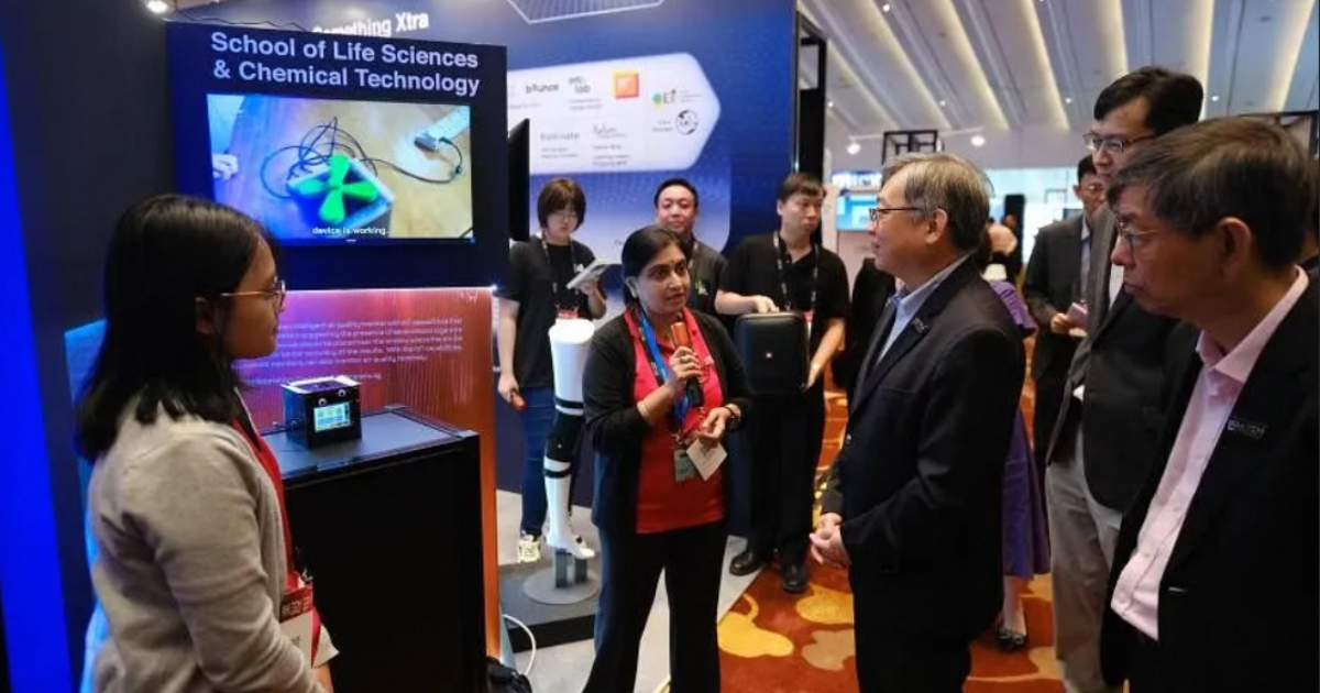 Minister for Trade and Industry Gan Kim Yong observing an air quality monitoring system developed by Ngee Ann Polytechnic during his visit to the SME Tech Day 2023 event held at Sands Expo and Convention Centre on Thursday. PHOTO: LIANHE ZAOBAO